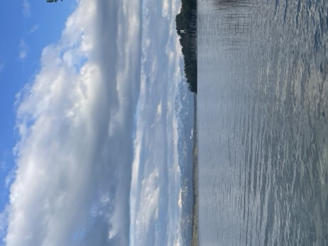 Blick über den Starnberger See auf die schneebedeckten Alpen