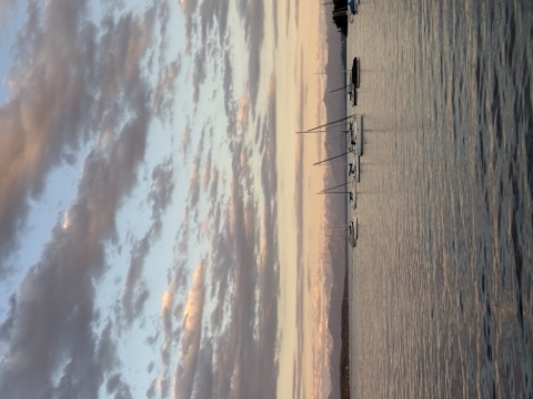 Segelboote auf dem Starnberger See im Abendlicht, dahinter die Alpen